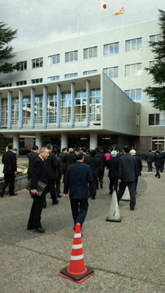 福島県庁舎前